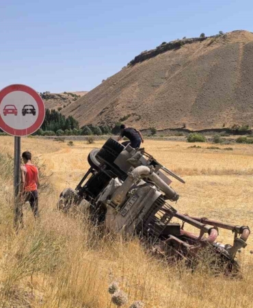 musta-beton-pompasi-yuklu-tir-sarampole-devrildi-olay-ani-ve-detaylar-Z83HUGUd.jpg