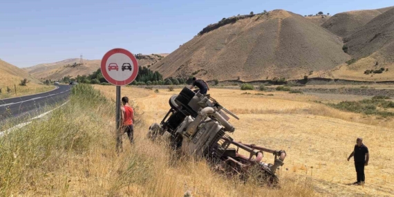 Muş'ta Beton Pompası Yüklü Tır Şarampole Devrildi: Olay Anı ve Detaylar Muş’ta Beton Pompası Yüklü Tır Şarampole Devrildi: Olay Anı ve Detaylar