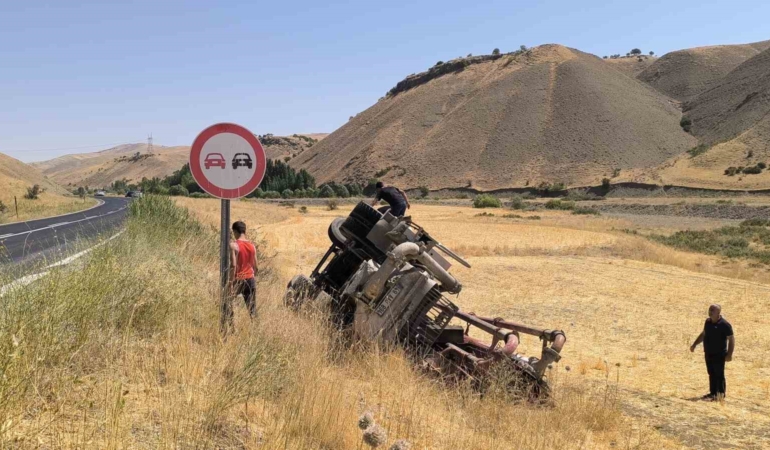 musta-beton-pompasi-yuklu-tir-sarampole-devrildi-olay-ani-ve-detaylar-Z83HUGUd.jpg