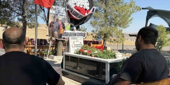 Narin’in Ölüm Yıl Dönümünde Mezarı Başında Sadece Babasıyla Geçen Duygu Dolu Anlar Narin’in Ölüm Yıl Dönümünde Mezarı Başında Sadece Babasıyla Geçen Duygu Dolu Anlar