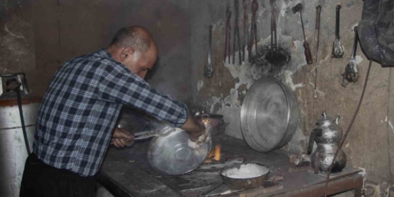 Ocakbaşında Yetişen Kalay Ustasının Eşsiz Meslek Serüveni Ocakbaşında Yetişen Kalay Ustasının Eşsiz Meslek Serüveni