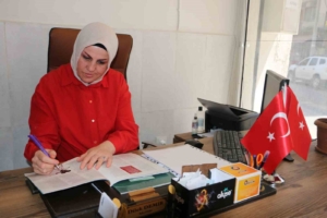 ortaokulda-gelinlik-giydirilen-muhtar-53-yasinda-universite-mezunu-olma-hikayesi-g12JTf62.jpg