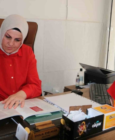 ortaokulda-gelinlik-giydirilen-muhtar-53-yasinda-universite-mezunu-olma-hikayesi-g12JTf62.jpg