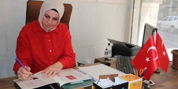 Ortaokulda Gelinlik Giydirilen Muhtar, 53 Yaşında Üniversite Mezunu Olma Hikayesi Ortaokulda Gelinlik Giydirilen Muhtar, 53 Yaşında Üniversite Mezunu Olma Hikayesi