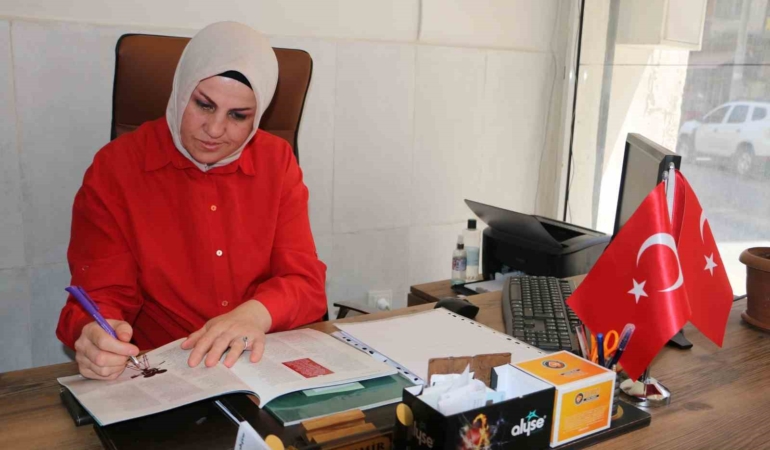 ortaokulda-gelinlik-giydirilen-muhtar-53-yasinda-universite-mezunu-olma-hikayesi-g12JTf62.jpg
