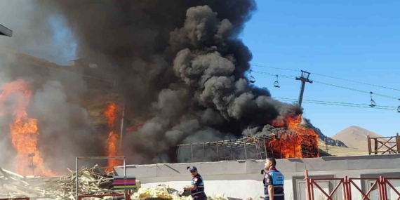 Palandöken Kayak Merkezi'nde Yangın: Panic Anları Palandöken Kayak Merkezi’nde Yangın: Panic Anları