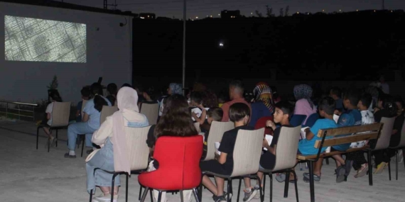 Palu'da Çocuklar İçin Sinema Eğlencesi Palu’da Çocuklar İçin Sinema Eğlencesi
