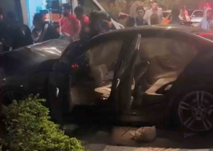 park-halindeki-cipe-carpan-otomobil-1-kisi-yaralandi-Q2m4AJ3x.jpg