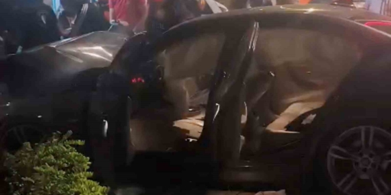 Park Halindeki Cipe Çarpan Otomobil: 1 Kişi Yaralandı Park Halindeki Cipe Çarpan Otomobil: 1 Kişi Yaralandı