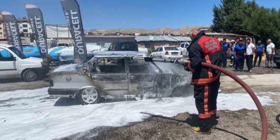 Park Halindeki Otomobil Korkunç Bir Yangınla Alev Alev Yandı Park Halindeki Otomobil Korkunç Bir Yangınla Alev Alev Yandı