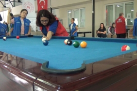 puturgedeki-genc-kizlar-bilardo-kursuna-akin-ediyor-hiP9TvmF.jpg