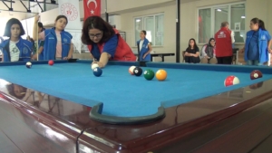 puturgedeki-genc-kizlar-bilardo-kursuna-akin-ediyor-hiP9TvmF.jpg