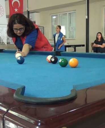 puturgedeki-genc-kizlar-bilardo-kursuna-akin-ediyor-hiP9TvmF.jpg