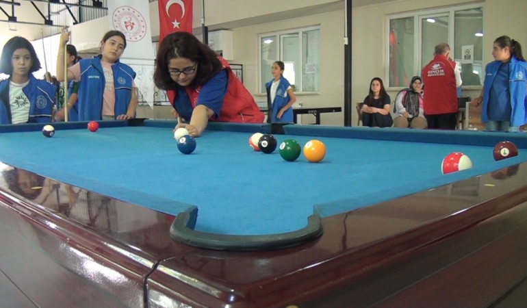 puturgedeki-genc-kizlar-bilardo-kursuna-akin-ediyor-hiP9TvmF.jpg