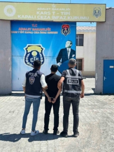 sahte-kimlikle-gurcistana-kacmaya-calisan-karsta-ele-gecirildi-2khIlrla.jpg