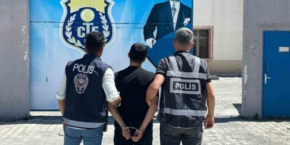 Sahte Kimlikle Gürcistan'a Kaçmaya Çalışan Kars'ta Ele Geçirildi Sahte Kimlikle Gürcistan’a Kaçmaya Çalışan Kars’ta Ele Geçirildi