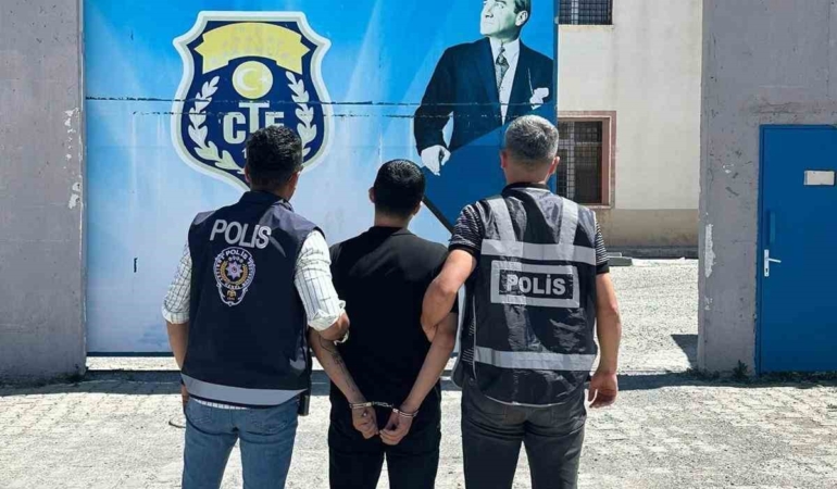 sahte-kimlikle-gurcistana-kacmaya-calisan-karsta-ele-gecirildi-2khIlrla.jpg
