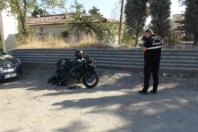 servis-aracina-carpan-motosiklet-surucusu-ciddi-yaralandi-kaza-aninin-detaylari-JmxsKedc.jpg