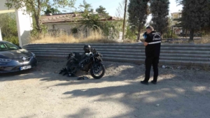 servis-aracina-carpan-motosiklet-surucusu-ciddi-yaralandi-kaza-aninin-detaylari-JmxsKedc.jpg