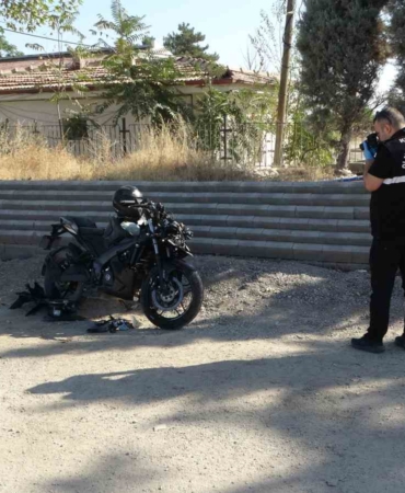 servis-aracina-carpan-motosiklet-surucusu-ciddi-yaralandi-kaza-aninin-detaylari-JmxsKedc.jpg