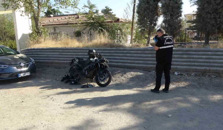 servis-aracina-carpan-motosiklet-surucusu-ciddi-yaralandi-kaza-aninin-detaylari-JmxsKedc.jpg