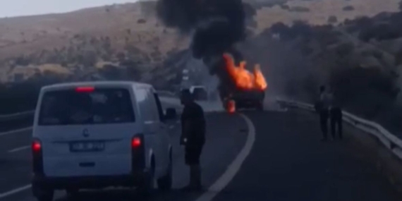 Seyir Halindeki Kamyonet Alevlere Teslim Oldu: 1 Yaralı Seyir Halindeki Kamyonet Alevlere Teslim Oldu: 1 Yaralı