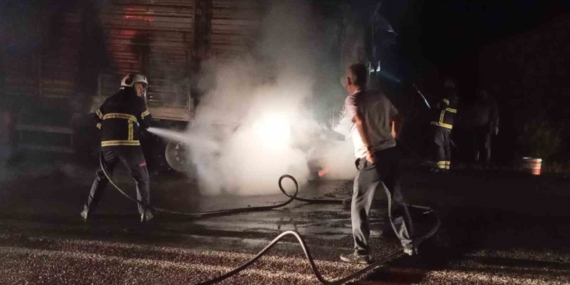 Seyir Halindeyken Alev Alev Yanan Buğday Yüklü Tır Seyir Halindeyken Alev Alev Yanan Buğday Yüklü Tır