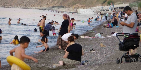 Sıcak Havadan Bunalanlar İçin Van Gölü'nde Serinleme Fırsatı Sıcak Havadan Bunalanlar İçin Van Gölü’nde Serinleme Fırsatı