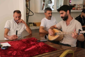 sicak-yaz-gunlerinde-klimali-ortamlarda-sazli-ve-turklu-keyifli-zaman-geciren-vatandaslar-9ApZALyx.jpg