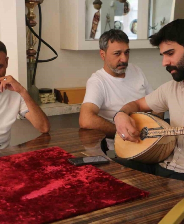 sicak-yaz-gunlerinde-klimali-ortamlarda-sazli-ve-turklu-keyifli-zaman-geciren-vatandaslar-9ApZALyx.jpg