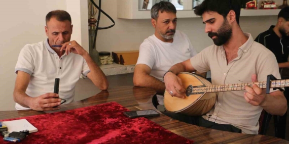 Sıcak Yaz Günlerinde Klimalı Ortamlarda Sazlı ve Türklü Keyifli Zaman Geçiren Vatandaşlar Sıcak Yaz Günlerinde Klimalı Ortamlarda Sazlı ve Türklü Keyifli Zaman Geçiren Vatandaşlar