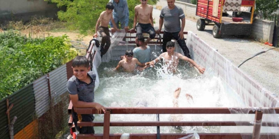 Sıcaktan Bunalıp Römorku Havuz Yapan Gençlerin Hikayesi Sıcaktan Bunalıp Römorku Havuz Yapan Gençlerin Hikayesi