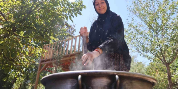 Sigara Bırakma Mücadelesinde Doğal Destek: 7 Saat Kazanda Pişirilen Kozalak Şurubu Sigara Bırakma Mücadelesinde Doğal Destek: 7 Saat Kazanda Pişirilen Kozalak Şurubu