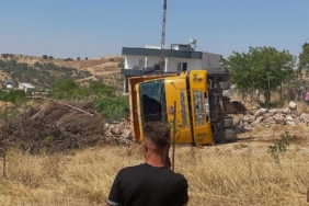 siirtte-hafriyat-kamyonu-devrildi-uc-kisi-yaralandi-Wul6awAV.jpg