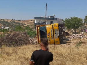 siirtte-hafriyat-kamyonu-devrildi-uc-kisi-yaralandi-Wul6awAV.jpg