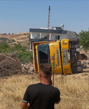 siirtte-hafriyat-kamyonu-devrildi-uc-kisi-yaralandi-Wul6awAV.jpg