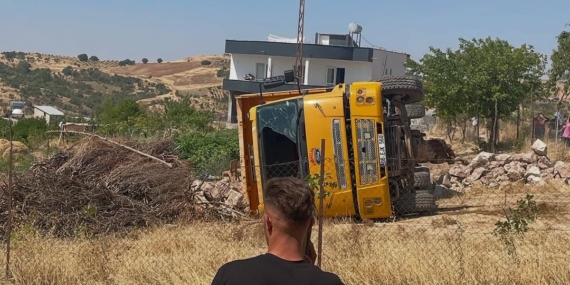 Siirt’te Hafriyat Kamyonu Devrildi: Üç Kişi Yaralandı Siirt’te Hafriyat Kamyonu Devrildi: Üç Kişi Yaralandı