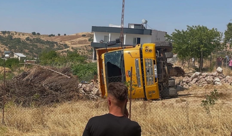 siirtte-hafriyat-kamyonu-devrildi-uc-kisi-yaralandi-Wul6awAV.jpg