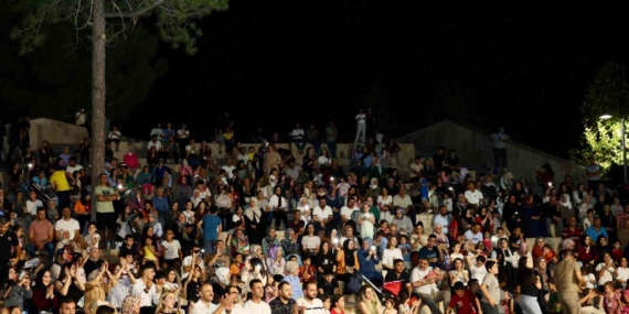 Siirt’te Halk Konseri: Coşku Dolu Bir Gece Siirt’te Halk Konseri: Coşku Dolu Bir Gece