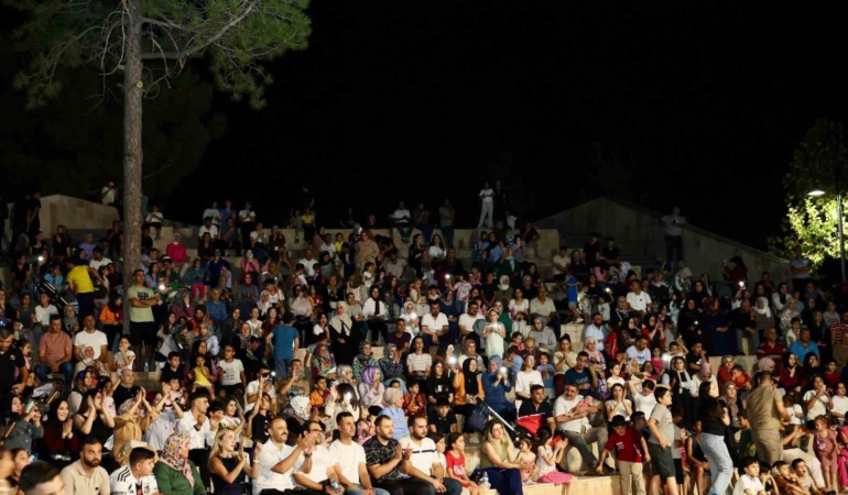 siirtte-halk-konseri-cosku-dolu-bir-gece-ROjMyO5D.jpg