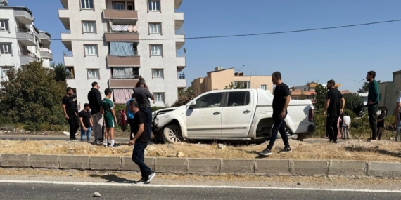 Siirt'te Pikap Aydınlatma Direğine Çarptı: 1 Kişi Yaralandı Siirt’te Pikap Aydınlatma Direğine Çarptı: 1 Kişi Yaralandı