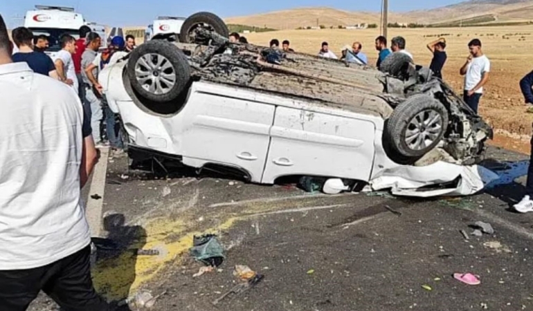 siirtte-refuje-carparak-takla-atan-arac-ters-dondu-6-yarali-7j9FN97S.jpg