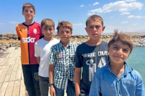 sodali-van-golu-cocuklarin-saclarini-sariya-boyayan-doga-harikasi-HkMwLWvL.jpg