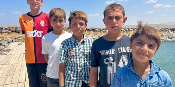 Sodalı Van Gölü: Çocukların Saçlarını Sarıya Boyayan Doğa Harikası Sodalı Van Gölü: Çocukların Saçlarını Sarıya Boyayan Doğa Harikası