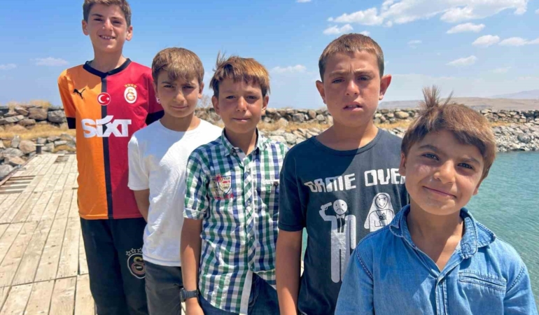 sodali-van-golu-cocuklarin-saclarini-sariya-boyayan-doga-harikasi-HkMwLWvL.jpg