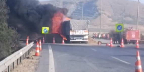 TAG Otoyolu'nda Arpa Yüklü Tır Alev Alev Yandı, Sürücü Yaralı TAG Otoyolu’nda Arpa Yüklü Tır Alev Alev Yandı, Sürücü Yaralı