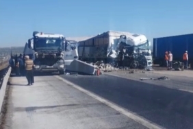 tag-otoyolunda-tir-carpismasi-iki-yarali-qX7RZXDm.jpg