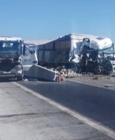 tag-otoyolunda-tir-carpismasi-iki-yarali-qX7RZXDm.jpg
