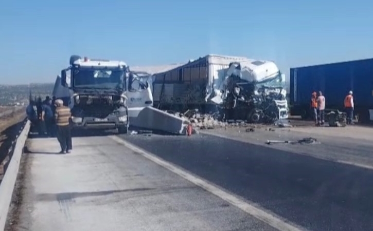 tag-otoyolunda-tir-carpismasi-iki-yarali-qX7RZXDm.jpg