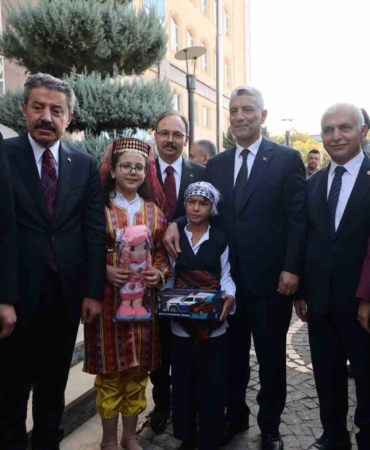 ticaret-bakani-omer-bolat-siirtte-ekonomi-ve-ticaret-uzerine-onemli-aciklamalar-lUYZMYHc.jpg